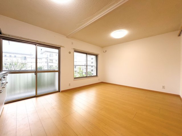 【居間・リビング】 | 左近山団地４街区９棟　バス停徒歩4分/リノベーション物件/南西向きバルコニー | ◆一家だんらんのスペースとなるＬＤＫ。窓から明るい光が差し込み、思わず家族の会話も弾む快適な空間。