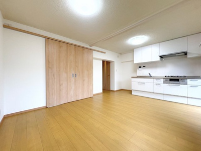 【居間・リビング】 | 左近山団地４街区９棟　バス停徒歩4分/リノベーション物件/南西向きバルコニー | ◆リビングは一日中太陽の光が射し込みます。家族が集まる空間は、自然と笑顔が溢れます！