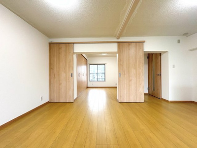 【居間・リビング】 | 左近山団地４街区９棟　バス停徒歩4分/リノベーション物件/南西向きバルコニー | ◆柔らかな色合いのフローリングと清潔感のあふれる白のクロスが明るい空間を創り出しているリビングダイニング。家族の集まる憩いの場にふさわしいです。