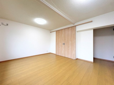 【居間・リビング】 | 左近山団地４街区９棟　バス停徒歩4分/リノベーション物件/南西向きバルコニー | ◆ご家族の会話がはずむ、開放的なＬＤＫです。休日はお陽さまの光をたっぷりととりこめるぽかぽかリビングで過ごしませんか？