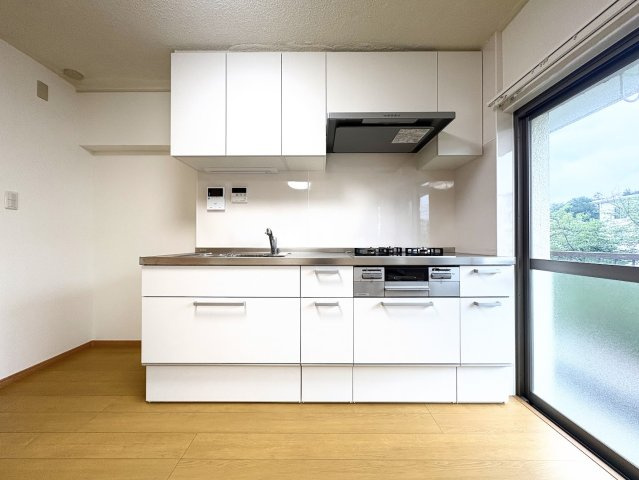 【キッチン】 | 左近山団地４街区９棟　バス停徒歩4分/リノベーション物件/南西向きバルコニー | ◆デザイン性と機能性を兼ね備えたキッチンです。リビングスペースとの一体感が生まれ、広々空間を演出してくれます。