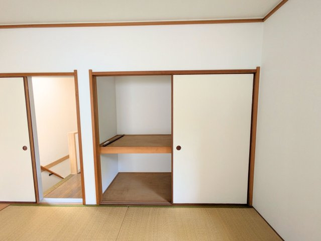 南持田町戸建ての収納|奥行きのある押し入れ収納です。中段が分かれているため荷物の出し入れがスムーズに行えます。