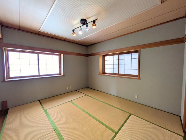 南持田町戸建ての和室|落ち着いた色調の壁紙と障子窓が印象的な和室です。おしゃれな照明が空間を穏やかに照らします。
