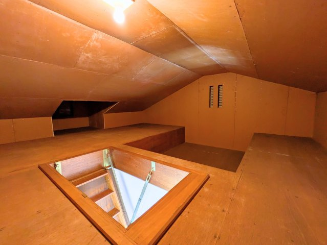 南持田町戸建ての収納|季節家電や趣味のアイテムをまとめて保管できる小屋裏収納です。お部屋の整理整頓に重宝します。