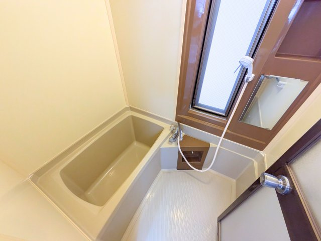 南持田町戸建ての浴室|窓から換気ができる清潔感のある浴室です。1日の疲れを癒やす快適なバスタイムを過ごせます。