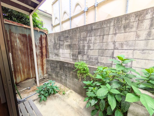 南持田町戸建てのバルコニー|緑を感じられるプライベートなお庭スペースです。ガーデニングやちょっとした息抜きに活用できます。