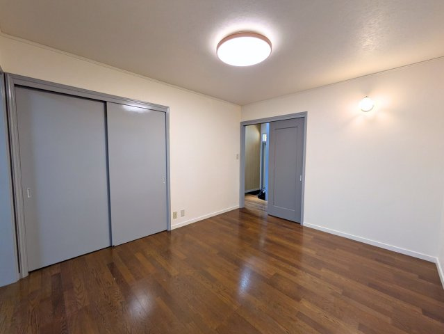 南持田町戸建ての居間・リビング|大型の収納を備えています。すっきりとした室内空間で家具の配置もスムーズに行えます。