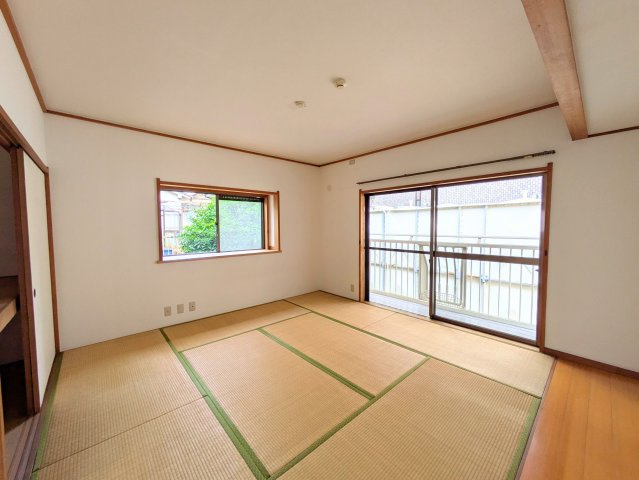 南持田町戸建ての和室|バルコニーに面した2面採光の明るい和室です。風通りが良く、心地よい畳の香りでリラックスできます。