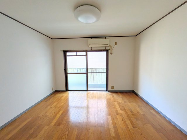 オクトワール松山土居田西館の洋室|落ち着いた色調の洋室です