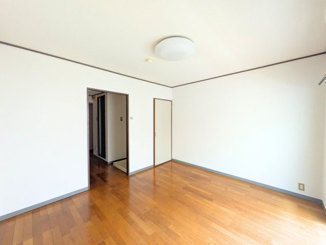 オクトワール松山土居田西館の洋室|スタンダードな洋室です