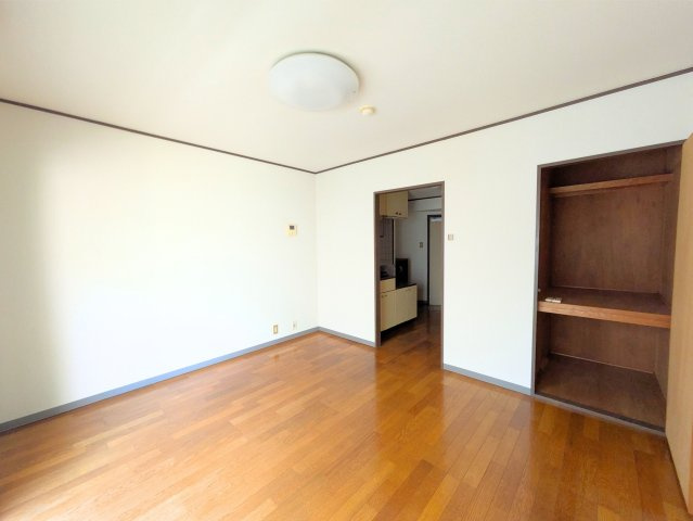 オクトワール松山土居田西館の洋室|広々とした洋室です