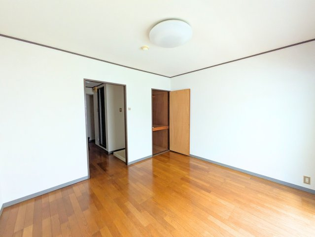 オクトワール松山土居田西館の洋室|明るい洋室です