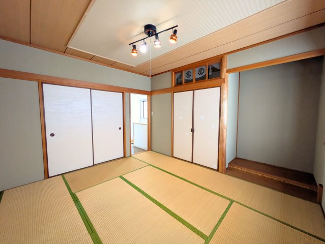 南持田町戸建ての和室|床の間と押し入れを備えた和室です。木の温もりが感じられる空間でゆったりと寛げます。