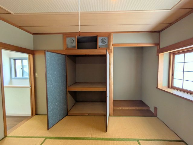 南持田町戸建ての収納|大容量の押し入れは布団や季節の荷物もすっきり収まり、お部屋を広く清潔に保てます。