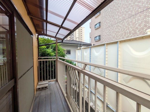 南持田町戸建てのバルコニー|屋根付きで急な雨でも安心なバルコニーです。風通しが良く日々の洗濯物干しもスムーズに行えます。
