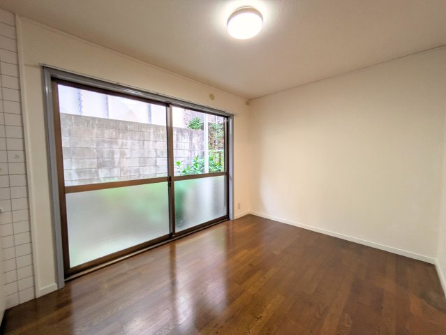南持田町戸建ての居間・リビング|大きな窓からやわらかな光が差し込むお部屋です。庭の緑を眺めながらゆったり過ごせます。