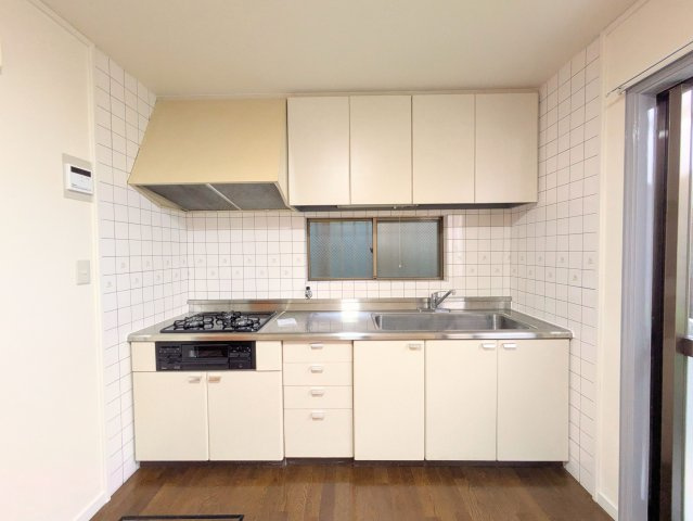 南持田町戸建てのキッチン|壁面タイルの清潔感あるキッチンです。3口コンロと豊富な収納で日々の調理が快適に行えます。