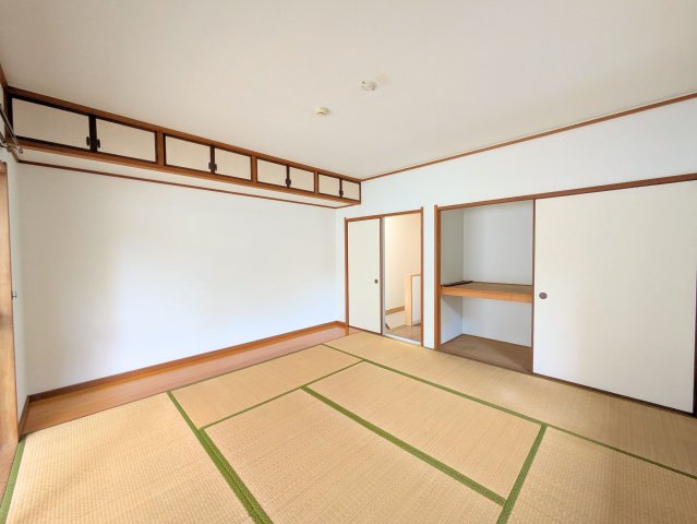 南持田町戸建ての和室|押し入れに加え天袋収納も備えた和室です。季節の衣類や布団もしっかり整理整頓できます。