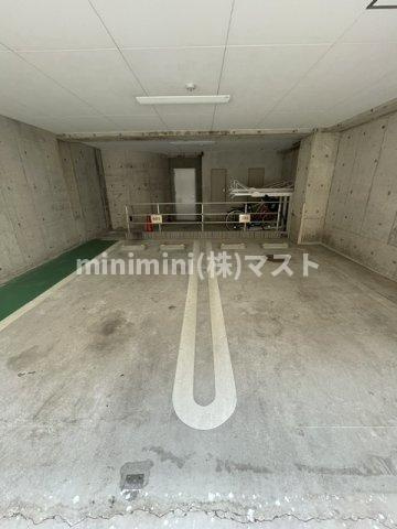 シンコーパルビルの駐車場