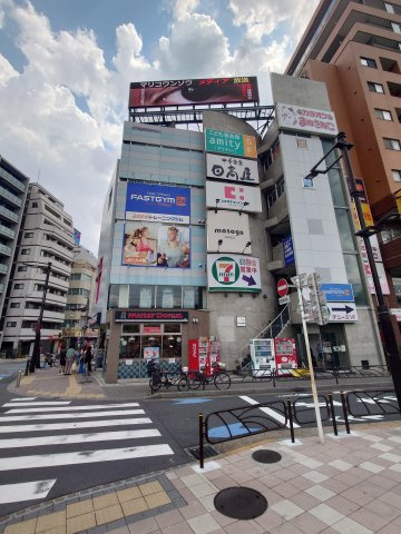 鞠子運送本社ビルの外観