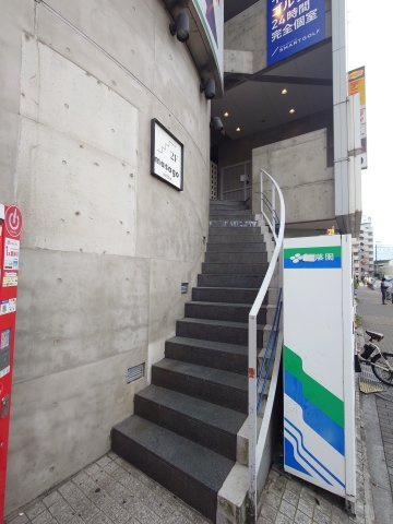 鞠子運送本社ビルのエントランス
