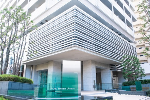  | 【エントランス外観】マンションメイン出入口周辺の外観です。積層ガラスの館銘板が都会的な雰囲気を演出！