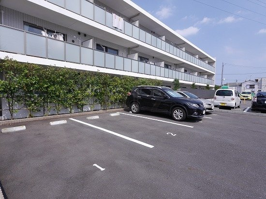 エクセル新川崎の駐車場