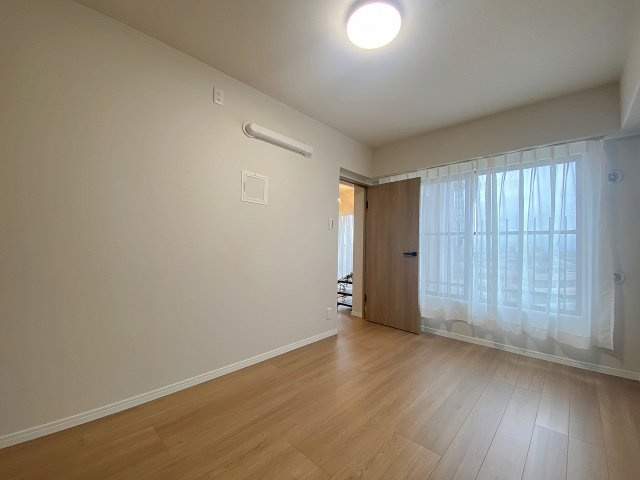ルネ草加松原の洋室|約5.8帖のゆとりある洋室スペース。クローゼット完備で衣類や荷物をすっきり収納でき、お部屋を広々と活用できます。全居室フローリング仕様でお手入れもしやすく、快適にお過ごしいただける住空間です。