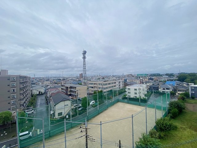 ルネ草加松原の展望|7階部分につき前面を遮るものがなく、開放的な景色が広がる眺望。青空を身近に感じられ、心地よい風と陽光をお部屋に呼び込みます。疲れた時にもふと外を眺めて深呼吸したくなるような爽快なロケーションです。
