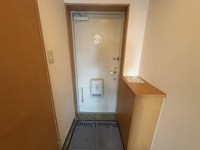 ドミール関大前の玄関
