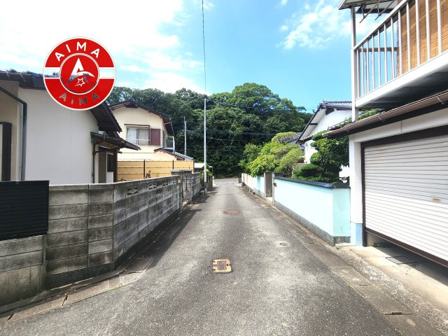 福岡市東区土井4丁目の前面道路含む現地写真|前面道路は閑静な住宅地をはしる車通りの少ない道路。お車の出し入れが苦手なママや小さなお子様にも安心ですね。しっかり舗装もされているので、ベビーカーや自転車で通っても快適に通行できます。