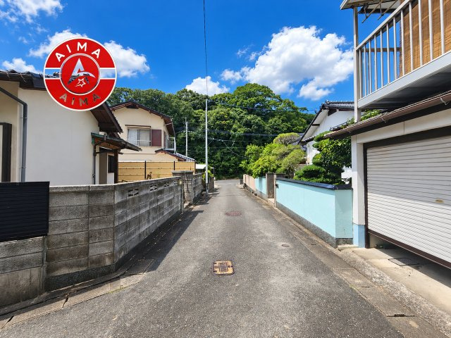 福岡市東区土井4丁目の前面道路含む現地写真|前面道路は閑静な住宅地をはしる車通りの少ない道路。お車の出し入れが苦手なママや小さなお子様にも安心ですね。しっかり舗装もされているので、ベビーカーや自転車で通っても快適に通行できます。