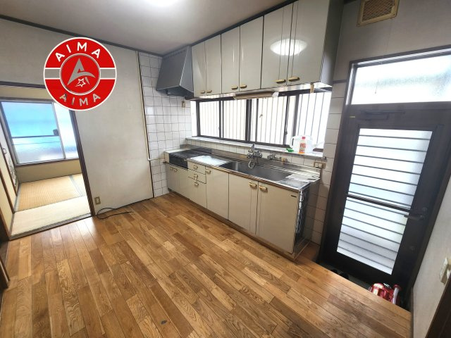 福岡市東区土井4丁目のキッチン|ダイニングテーブルへの配膳がラクラク、お料理はかどるカウンター付きシステムキッチン！