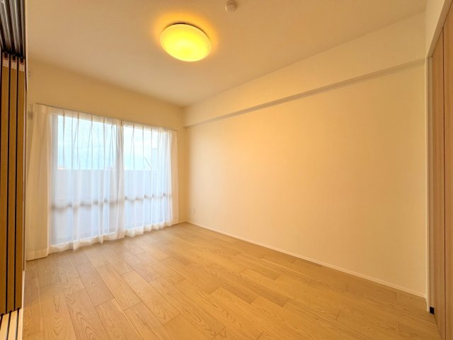 アメニクス川口の洋室|洋室6帖　間取り図左下の部屋
リビング隣接の約6.0帖の洋室は、南側のバルコニーに面した明るいお部屋。クローゼット完備で、扉を開放してリビングの一体利用や客間としても活用できます。