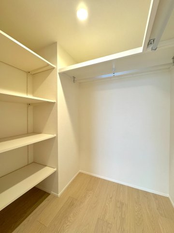 アメニクス川口の収納|ウォークインクローゼット
衣類や季節家電、スーツケースまでまとめて収納できる大容量のウォークインクローゼットです。