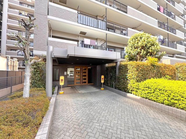 アメニクス川口|エントランス入り口
住まいの格調を高める上品で洗練されたエントランスアプローチ。