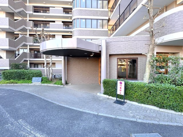 アメニクス川口|エントランス外
手入れの行き届いたエントランス周辺。管理体制の良さが伺えます。