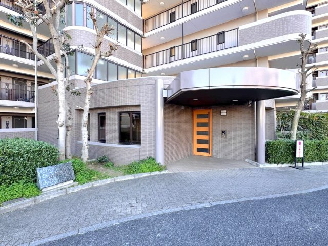 アメニクス川口のエントランス|エントランス外
セキュリティとデザイン性を兼ね備えた安心感のある共用空間です。