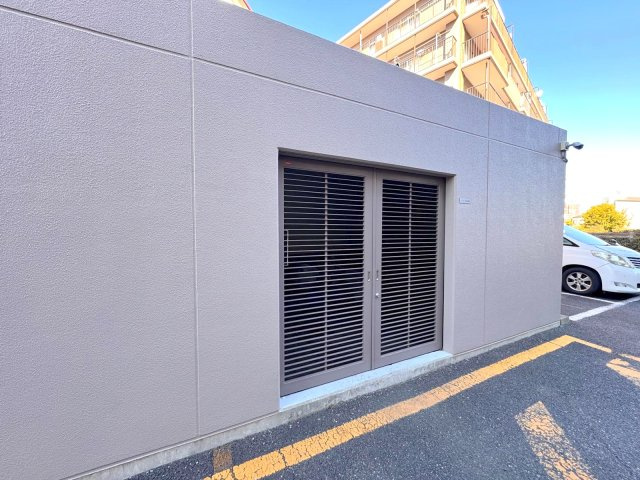 アメニクス川口のその他共用部分|ゴミ置き場
24時間ゴミ出し可能な清潔感のある敷地内ゴミステーション。