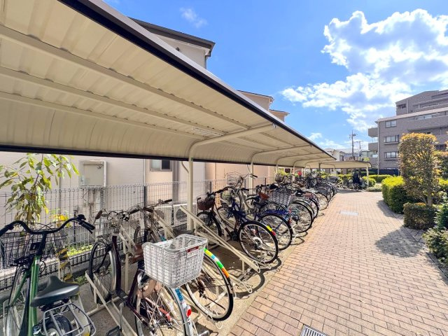 アメニクス川口の駐輪場|駐輪場
屋根付きで雨の日も安心な敷地内駐輪場を完備しています。