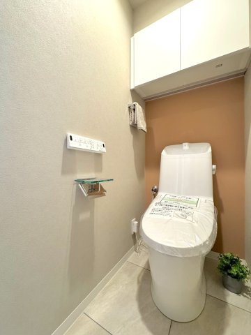 アメニクス川口のトイレ|トイレ新規交換
清潔感のある温水洗浄便座付きトイレ。上部棚や手洗い設備を備え、快適で衛生的な空間となっています。