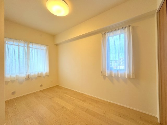 アメニクス川口の子供部屋|洋室5帖　間取り図右上の部屋
玄関側・ポーチに面した約5.0帖の洋室。窓から自然光が入り、廊下からの出入りもしやすく独立性があるため、お子様のお部屋や書斎・ワークスペースにぴったりです。