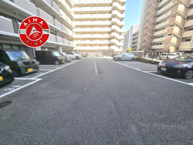 アンピール箱崎東の駐車場|ゆったりとしたスペースがある駐車場です。