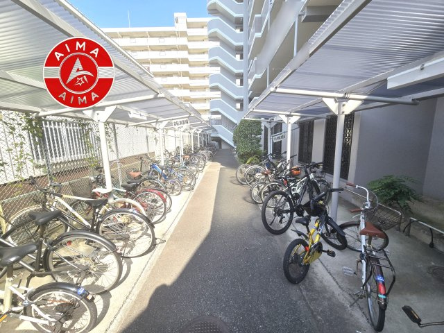 アンピール箱崎東の駐輪場|屋根付きの駐輪場なので雨の日でも安心です。