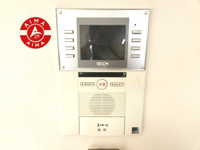 シティライフ空港南2のセキュリティ|玄関を開ける前に、室内のモニターで来訪者の顔と姿をしっかりと確認できるTVモニター付きインターホンを完備。
