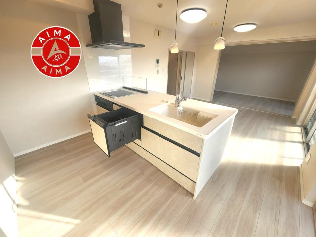 シティライフ空港南2のキッチン|ダイニングテーブルへの配膳がラクラク、お料理はかどるカウンター付きシステムキッチン！