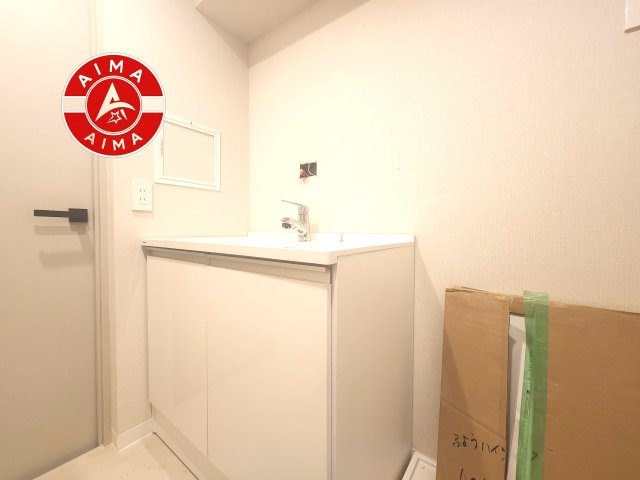 シティライフ空港南2の独立洗面台|毎日使うものだから清潔な空間を保ちたい水回り。洗面にはそんな願いを解消させてくれる収納アイディアが満載です。鏡の裏側にはキャビネットが現れ小物から背の高い物まで収納できます。