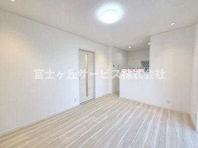 【居間・リビング】 | 浜松市中央区海老塚町 中古戸建て | リビングダイニングです