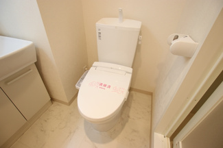 トイレには快適な温水洗浄便座付き