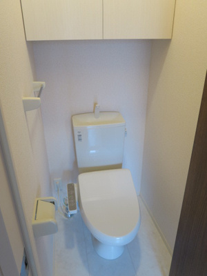 トイレは洗浄便座つき。ストック収納などに便利な棚収納付きです。